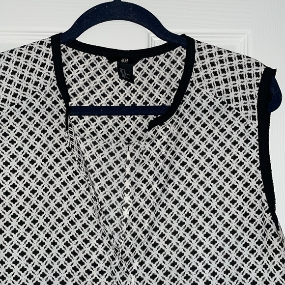 H&M Black and White Sleeveless Blouse - Picture 2 of 6